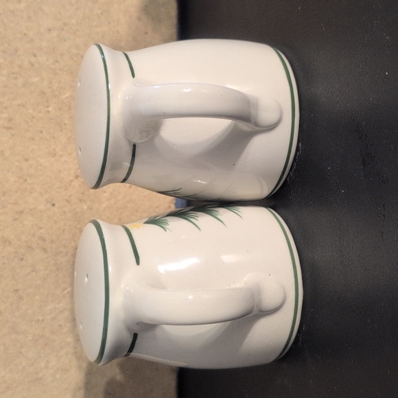 Christmas Tree Salt & Pepper Shakers - Picture 2 of 8